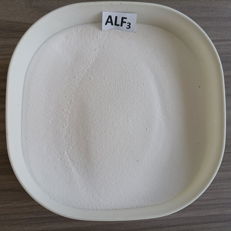 Produits additifs et fluides métalliques pour le broyage des poudres de fluorure d'aluminium de qualité industrielle AlF3