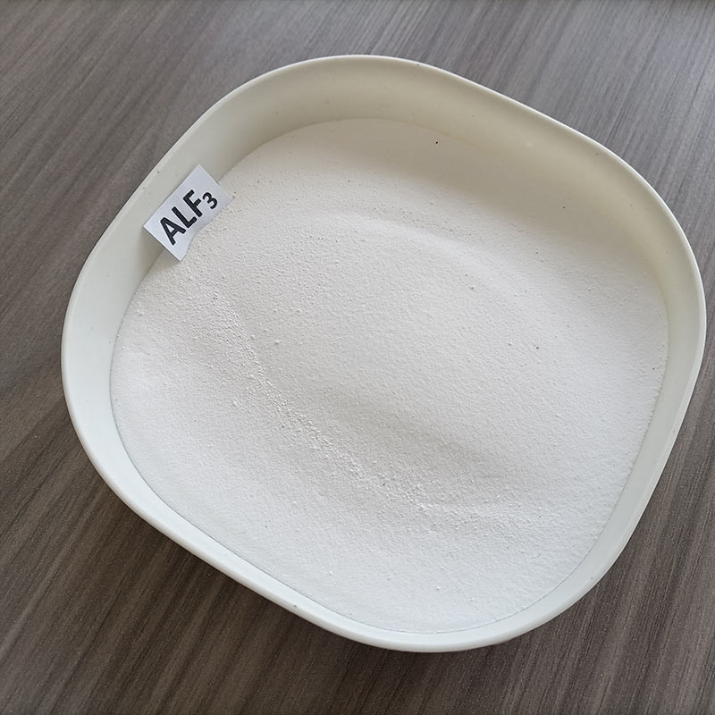 Produits additifs et fluides métalliques pour le broyage des poudres de fluorure d'aluminium de qualité industrielle AlF3
