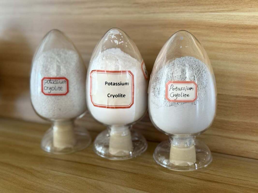 Point de fusion de cryolite de fluorure de potassium blanc/gris 560-580 °C produit chimique industriel pour diverses applications de fabrication